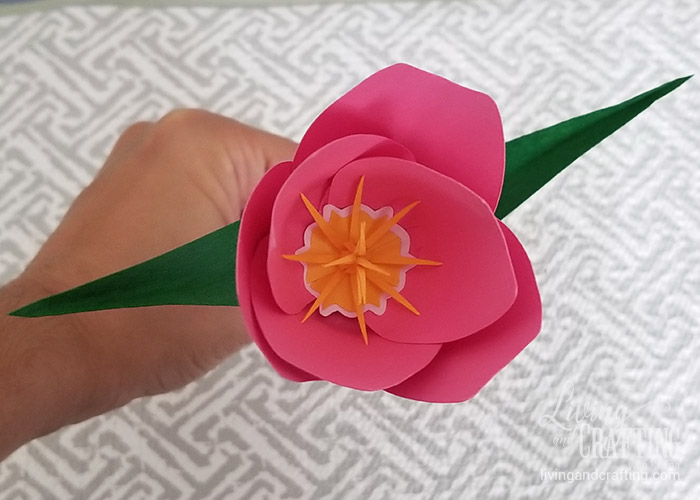 Cómo hacer una flor de tulipán de cartulina paso a paso